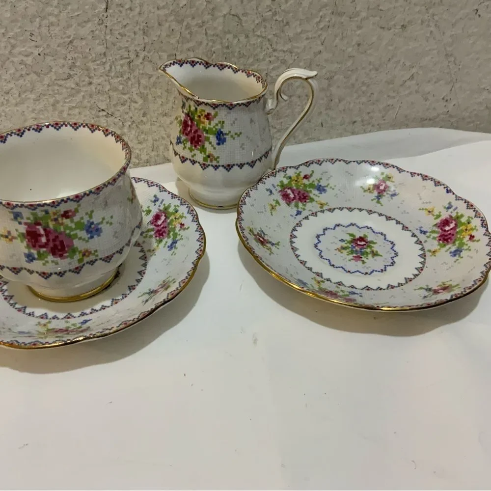 Set 6VINTAGE ROYAL ALBERT FINE BONE CHINA PETIT POINT PATTERN TEA CUP & saucers